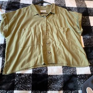 Green button down collared short sleeve shirt